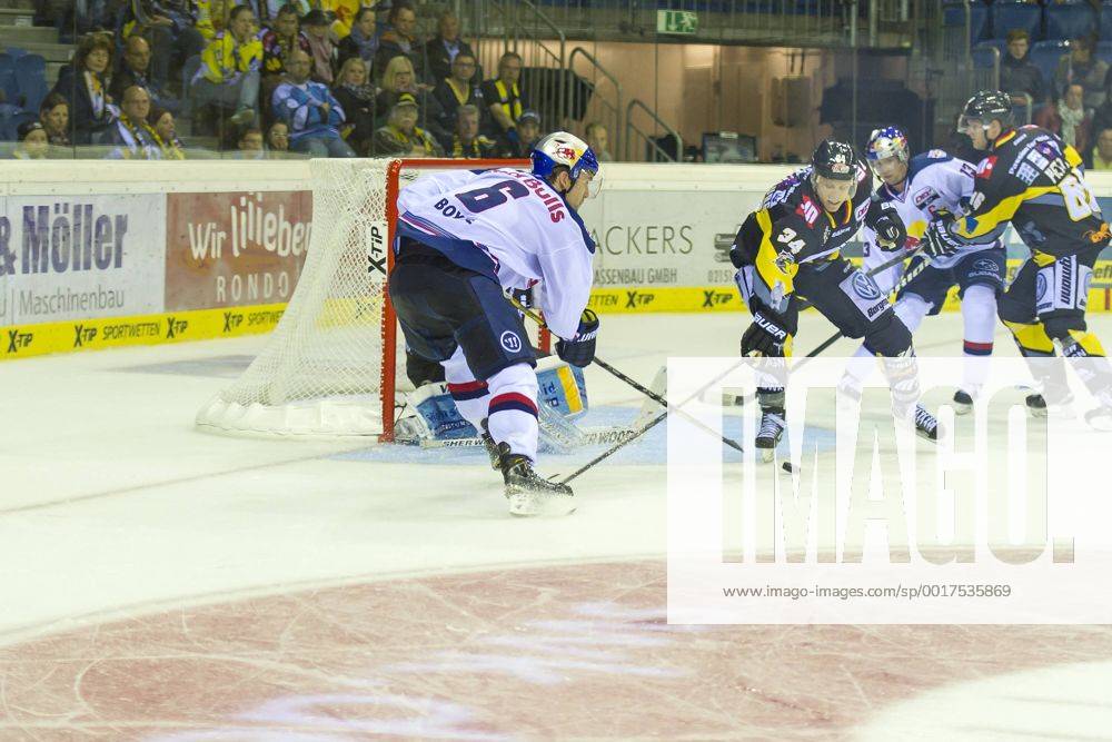 Krefeld, Deutschland 19. September 2014: 1. Bundesliga 14 15 - Krefeld Pinguine vs. EHC Red Bull Muenchen. Daryl Boyle (Muenchen)im Zweikampf gegenKyle Sonnenburg (Krefeld) ot