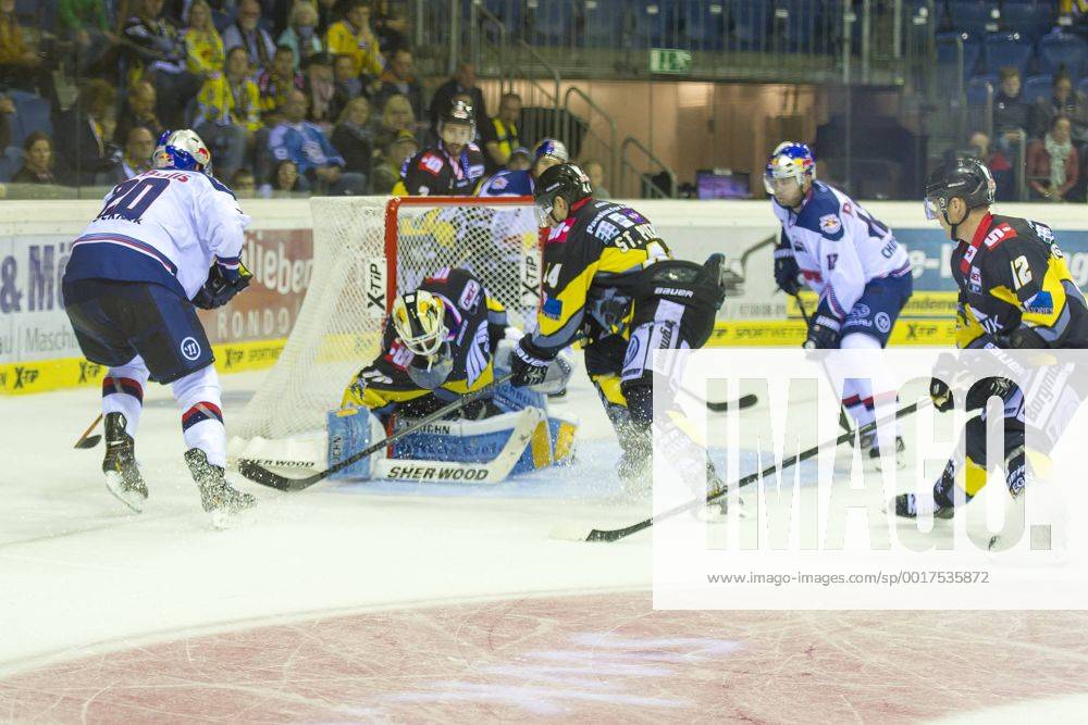 Krefeld, Deutschland 19. September 2014: 1. Bundesliga 14 15 - Krefeld Pinguine vs. EHC Red Bull Muenchen. Benedikt Brueckner (Muenchen) im Zweikampf gegen David Fischer (Krefeld),Tomas Duba (Krefeld) ot