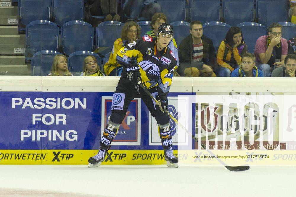 Krefeld, Deutschland 19. September 2014: 1. Bundesliga 14 15 - Krefeld Pinguine vs. EHC Red Bull Muenchen. Oliver Mebus (Krefeld) ot