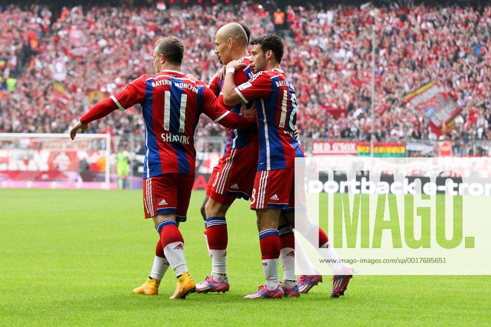 Die Mannschaft freut sich über das Tor von Arjen Robben 10 (FC Bayern München) FC Bayern München vs. Hannover 96, Fussball, 1.Bundesliga, 04.10.2014 EP_ckt