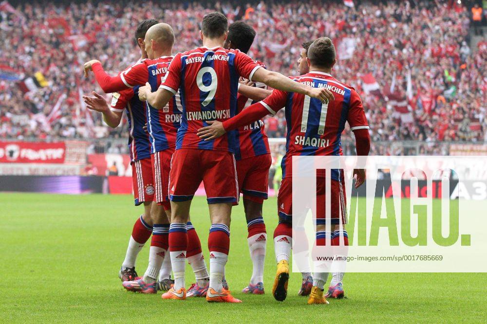 Die Mannschaft freut sich über das Tor von Arjen Robben 10 (FC Bayern München) FC Bayern München vs. Hannover 96, Fussball, 1.Bundesliga, 04.10.2014 EP_ckt