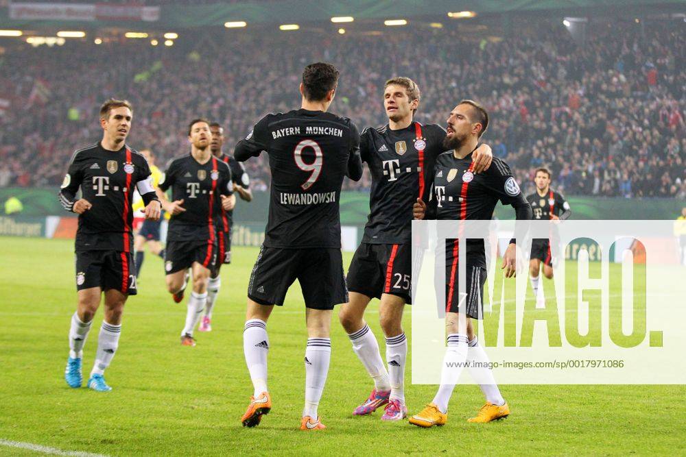 Die Mannschaft freut sich über das Tor von Robert Lewandowski 9 (FC Bayern München) Hamburger SV vs. FC Bayern München, Fussball, DFB-Pokal, 29.10.2014 , EP_CKT