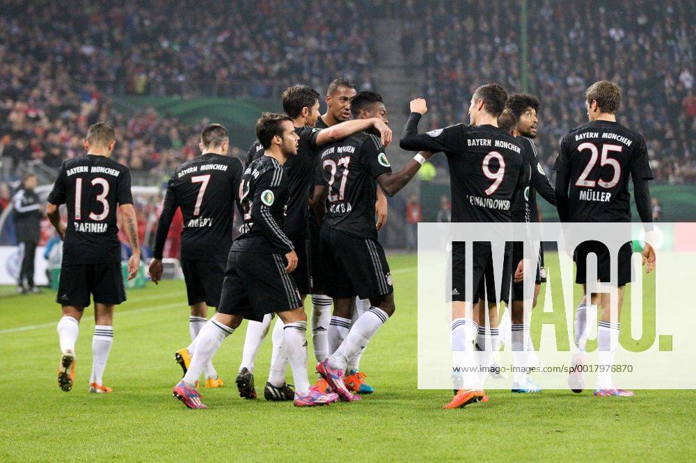 Die Mannschaft freut sich ueber das Tor von David Alaba 27 (FC Bayern Muenchen) Hamburger SV vs. FC Bayern Muenchen, Fussball, DFB-Pokal, 29.10.2014 , , EP_CKT