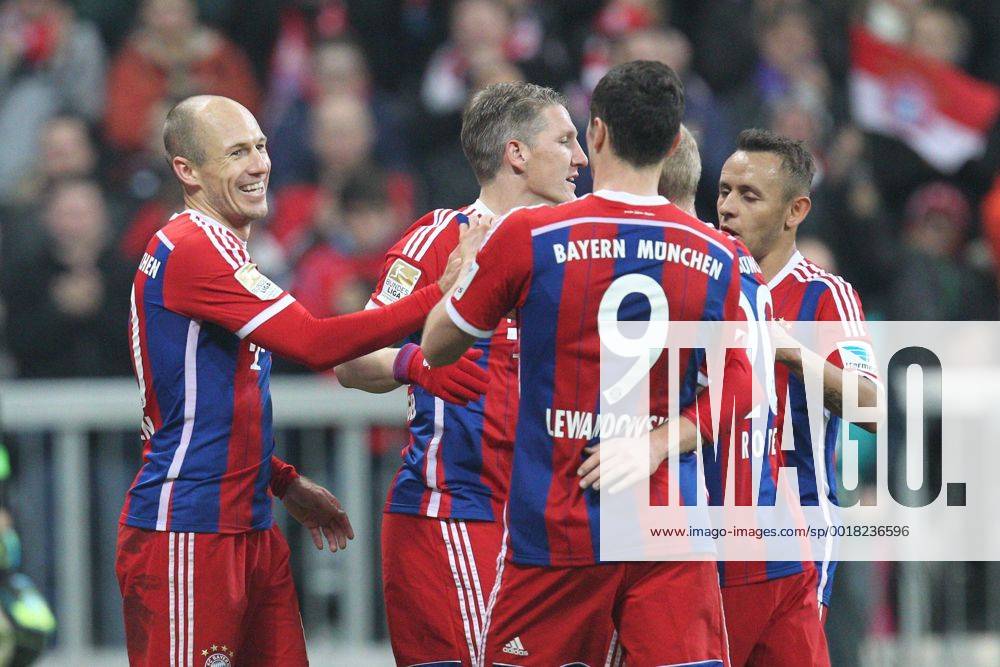 Die Mannschaft freut sich über das Tor von Arjen Robben 10 (FC Bayern München) FC Bayern München vs. TSG 1899 Hoffenheim, Fussball, 1.Bundesliga, 22.11.2014 EP_ckt