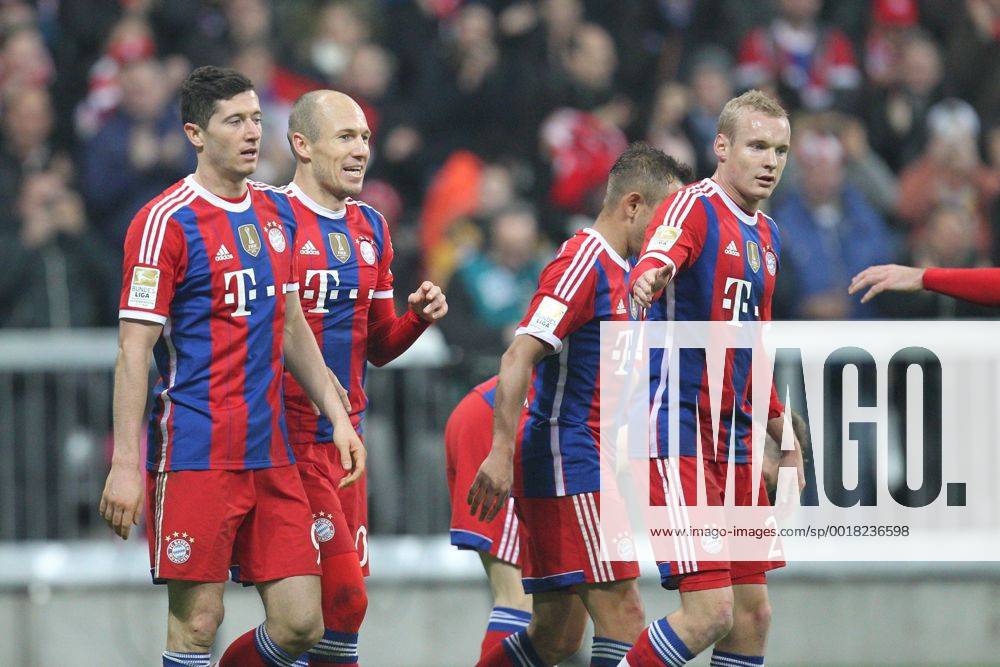 Die Mannschaft freut sich über das Tor von Arjen Robben 10 (FC Bayern München) FC Bayern München vs. TSG 1899 Hoffenheim, Fussball, 1.Bundesliga, 22.11.2014 EP_ckt