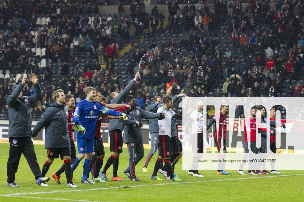Die Spieler von Eintracht Frankfurt jubeln nach Spielende Fussball 1. Bundesliga, 14. Spieltag, Eintracht Frankfurt (F) - SV Werder Bremen (HB) 5:2 am 07.12.2014 in Frankfurt Deutschland.