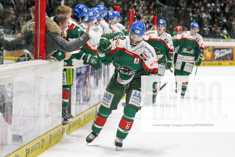 Die Mannschaft freut sich ueber das Tor von Greg Moore 26 (Augsburger Panther), Jeffery Woywitka 6 (Augsburger Panther) ,Augsburger Panther vs. Koelner Haie, Eishockey, DEL, 12.12.2014 , EP_CKT