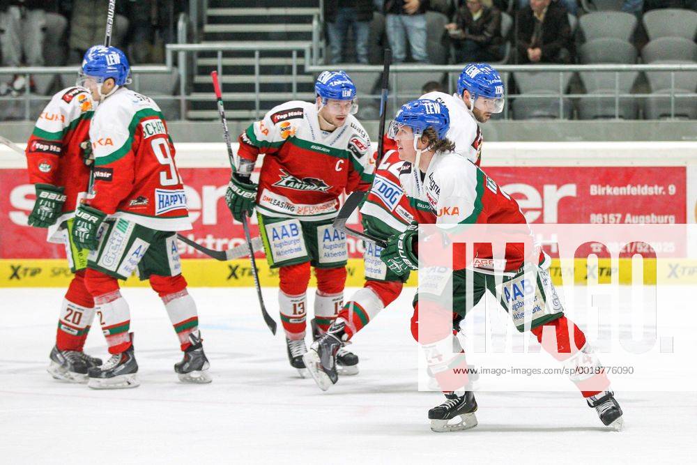Die Mannschaft freut sich ueber das Tor von T.J. Trevelyan 24 (Augsburger Panther) , Augsburger Panther vs. ERC Ingolstadt, Eishockey, DEL, 23.01.2015 , EP_CKT