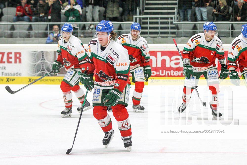 Die Mannschaft freut sich ueber das Tor von T.J. Trevelyan 24 (Augsburger Panther) , Augsburger Panther vs. ERC Ingolstadt, Eishockey, DEL, 23.01.2015 , EP_CKT