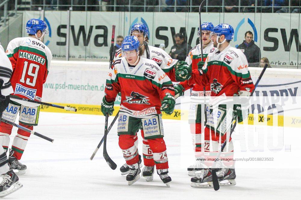 Die Mannschaft freut sich ueber das Tor von T.J. Trevelyan 24 (Augsburger Panther) , Augsburger Panther vs. Thomas Sabo Ice Tigers, Eishockey, DEL, 30.01.2015 EP_ckt