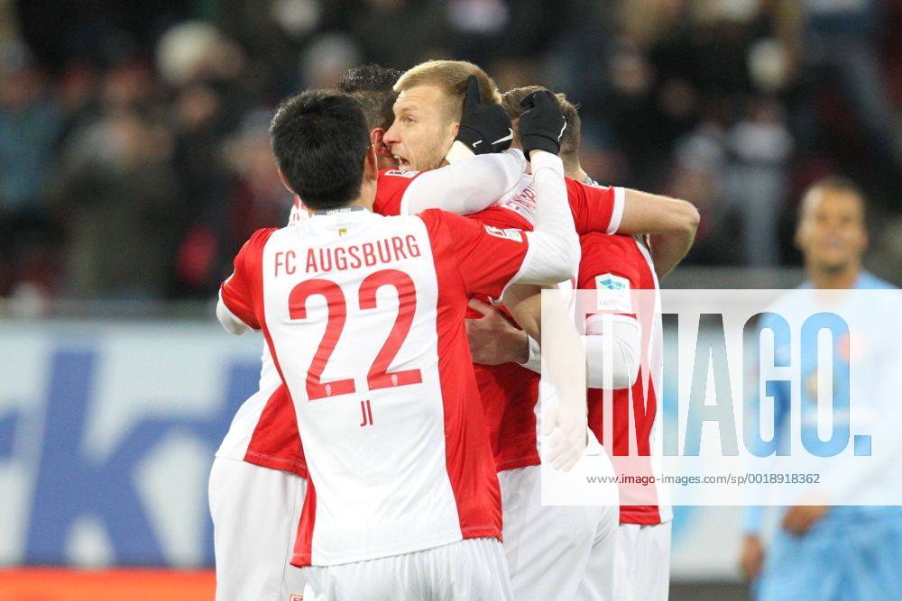 Die Mannschaft freut sich ueber das Tor von Ragnar Klavan 5 (FC Augsburg) , FC Augsburg vs. Eintracht Frankfurt, Fussball, 1.Bundesliga, 08.02.2015 , EP_CKT