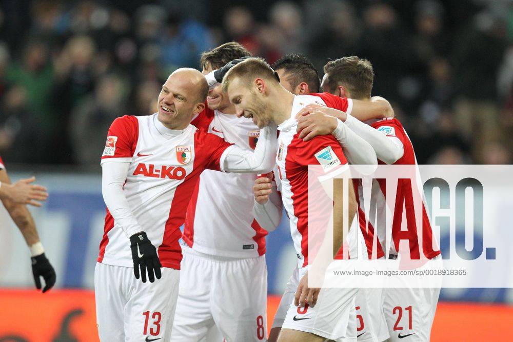Die Mannschaft freut sich ueber das Tor von Ragnar Klavan 5 (FC Augsburg), Tobias Werner 13 (FC Augsburg) , FC Augsburg vs. Eintracht Frankfurt, Fussball, 1.Bundesliga, 08.02.2015 , EP_CKT