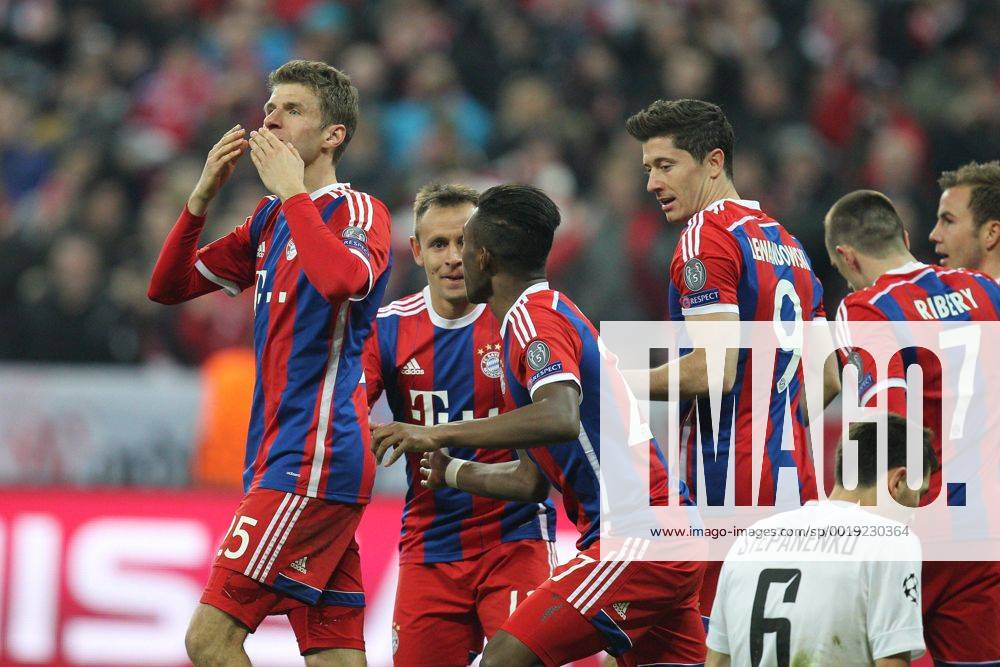 Die Mannschaft freut sich ueber das Tor von Thomas Mueller 25 (FC Bayern Muenchen) , FC Bayern Muenchen vs. Schachtar Donezk, Fussball, Champions League, 11.03.2015 EP_ckt