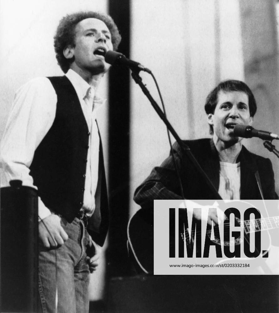 9 19 81 NEW YORK Art Garfunkel L and Paul Simon perform for more than 500,000 fans in Central Park 9 19 Police said the crowd was the largest to ever gather in the park Concert marked the first time that Simon and Garfunkel have appeared together in concert in 11 years UPI da McElhearn Code 450 COPYRIGHT SCANPIX SWEDEN NEW YORK UNITED STATES
