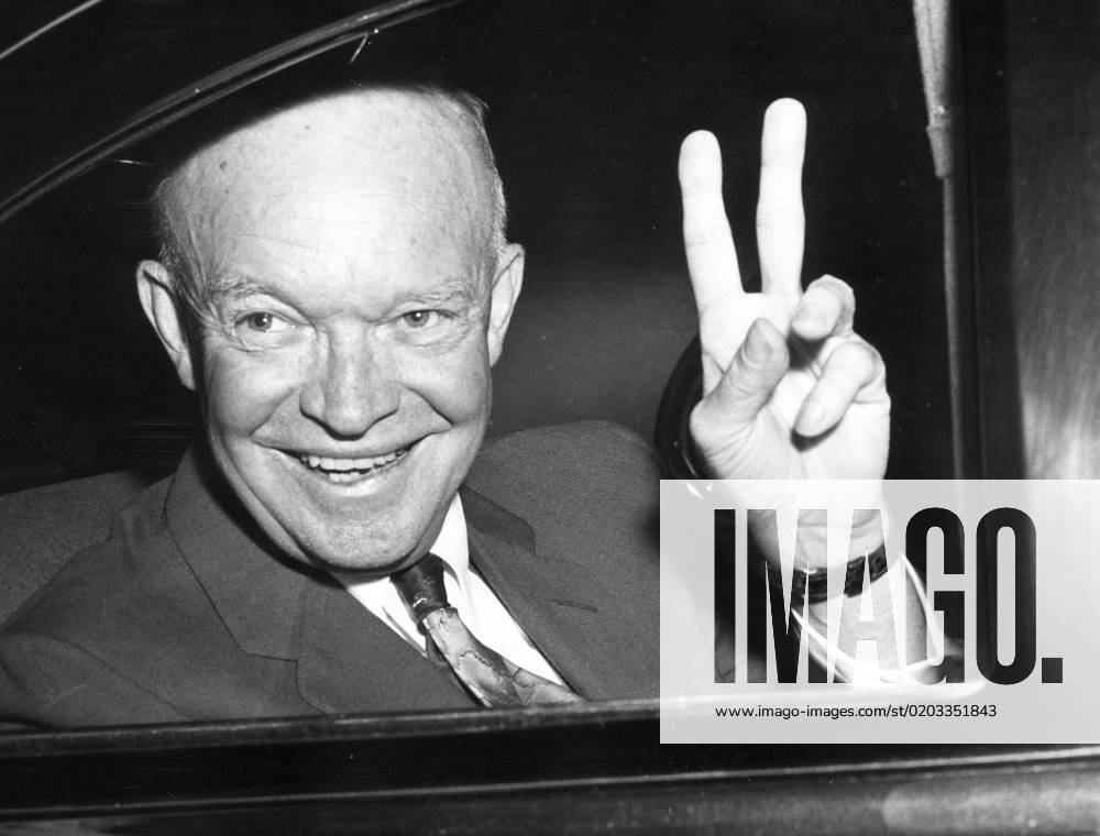 SECRET POLITICS 50 American General Dwight Eisenhower was commander of Allied forces at the end of World War II and led the invasion of Europe on Dagen D A war hero, he became very popular after the