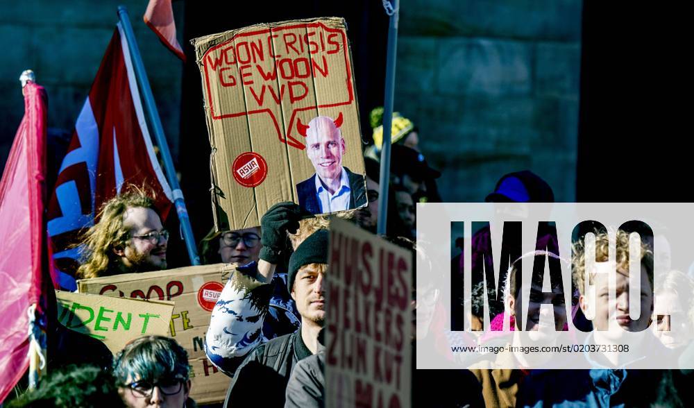 AMSTERDAM - Demonstrators during a march through the city, demonstrating against vacancy in inner cities. In September 2021, a protest took place in Amsterdam for the right to affordable housing. ANP ROBIN UTRECHT netherlands out - belgium out