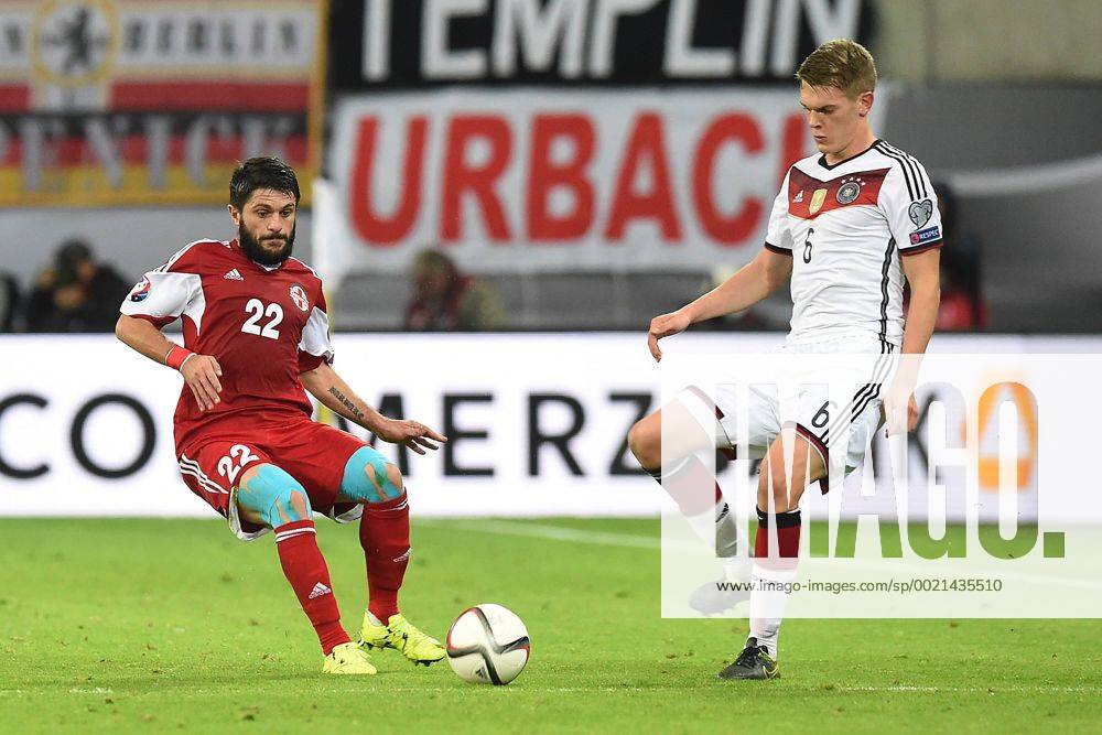 Fußball Länderspiel Deutschland - Georgien am 11.10.2015 in der Red Bull Arena in Leipzig Georgi Navalovski ( Georgien ), links - Matthias Ginter ( Deutschland ), rechts xRx