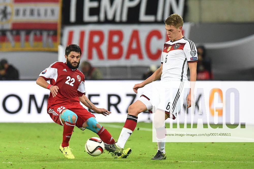 Fußball Länderspiel Deutschland - Georgien am 11.10.2015 in der Red Bull Arena in Leipzig Georgi Navalovski ( Georgien ), links - Matthias Ginter ( Deutschland ), rechts xRx