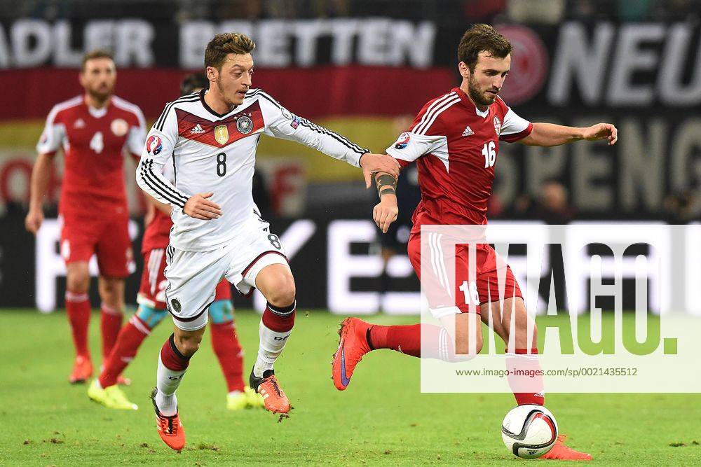 Fußball Länderspiel Deutschland - Georgien am 11.10.2015 in der Red Bull Arena in Leipzig Mesut Özil ( Deutschland ), links - Nika Kvekveskiri ( Georgien ), rechts xRx
