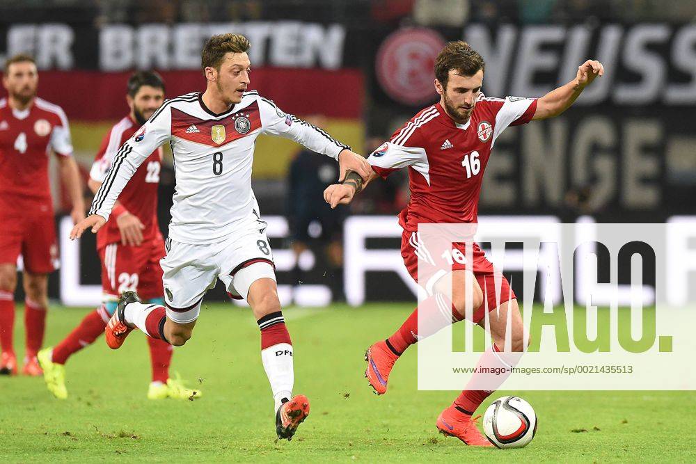 Fußball Länderspiel Deutschland - Georgien am 11.10.2015 in der Red Bull Arena in Leipzig Mesut Özil ( Deutschland ), links - Nika Kvekveskiri ( Georgien ), rechts xRx