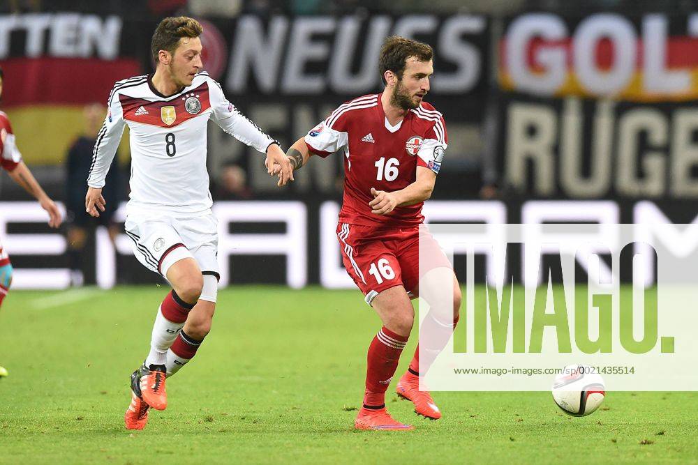 Fußball Länderspiel Deutschland - Georgien am 11.10.2015 in der Red Bull Arena in Leipzig Mesut Özil ( Deutschland ), links - Nika Kvekveskiri ( Georgien ), rechts xRx