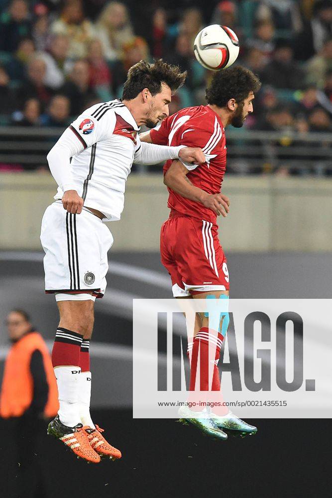 Fußball Länderspiel Deutschland - Georgien am 11.10.2015 in der Red Bull Arena in Leipzig Mats Hummels ( Deutschland ), links - Nikoloz Gelashvilli ( Georgien ), rechts xRx