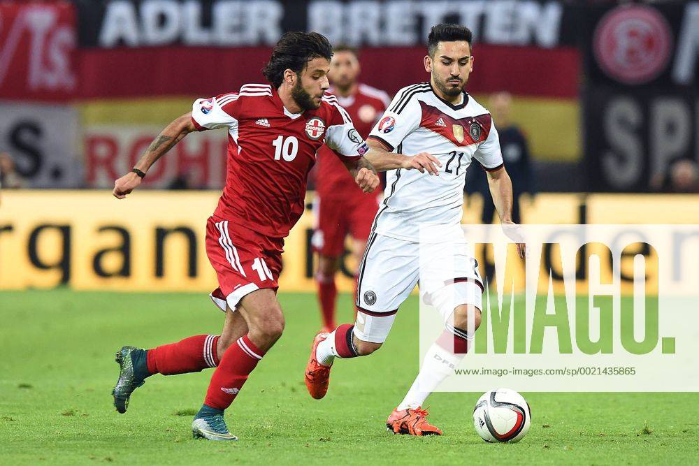 Fußball Länderspiel Deutschland - Georgien am 11.10.2015 in der Red Bull Arena in Leipzig Tornike Okriashvilli ( Georgien ), links - Ilkay Gündogan ( Deutschland ), rechts xRx