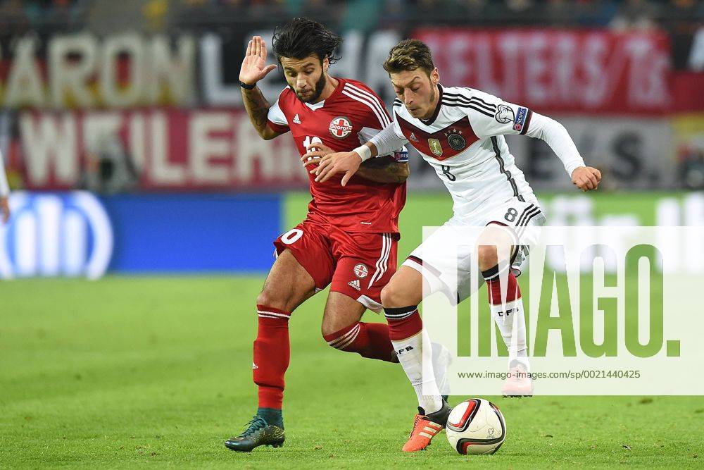 Fußball Länderspiel Deutschland - Georgien am 11.10.2015 in der Red Bull Arena in Leipzig Mesut Özil ( Deutschland ), vorne - Tornike Okriashvilli ( Georgien ), hinten xRx