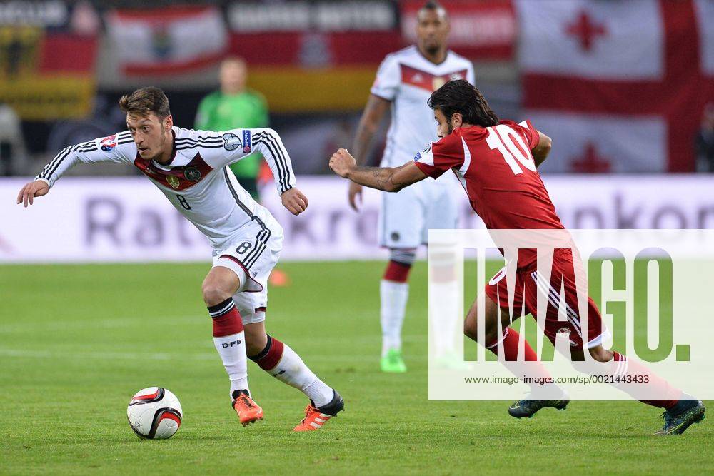 Fußball EM-Qualifikation Deutschland - Georgien am 11.10.2015 in der Red Bull Arena in Leipzig Mesut Özil ( Deutschland ), links - Tornike Okriashvili ( Georgien ), rechts