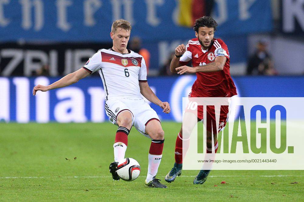 Fußball EM-Qualifikation Deutschland - Georgien am 11.10.2015 in der Red Bull Arena in Leipzig Matthias Ginter ( Deutschland ), links - Tornike Okriashvili ( Georgien ), rechts