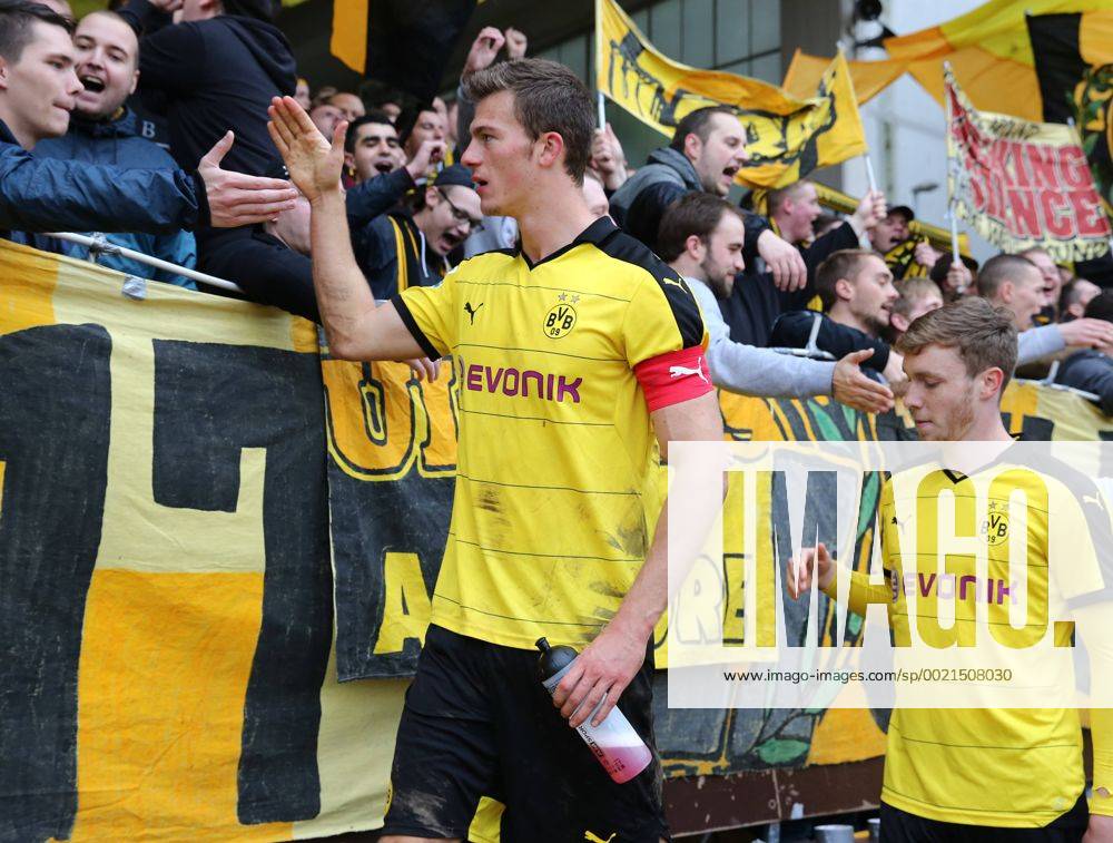 Samstag 17.10.2015, Saison 2015 2016, Regionalliga West, 13. Spieltag im Dortmunder Stadion Rote Erde, BVB Borussia Dortmund II - SV Rödinghausen 2:0, Dortmunder Jubel nach Abpfiff: Christoph Zimmermann (BVB II) und Soeren Dieckmann (BVB II), v.l.