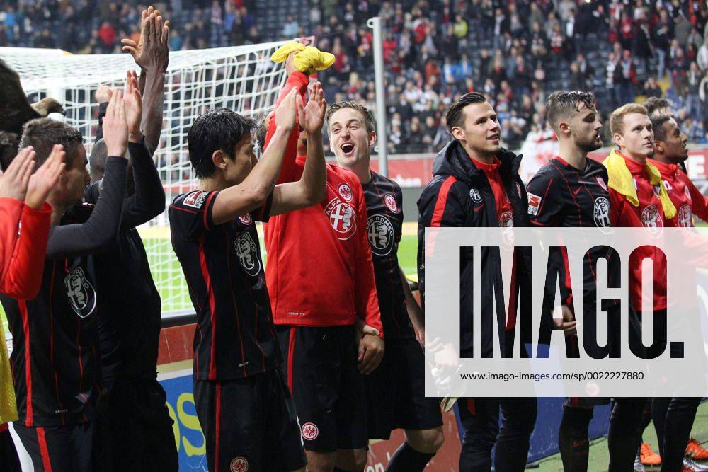 Die Spieler von Eintracht Frankfurt jubeln nach Spielende Fussball 1. Bundesliga, 17. Spieltag, Eintracht Frankfurt (F) - SV Werder Bremen (HB) 2:1 , am 19.12.2015 in Frankfurt Deutschland.