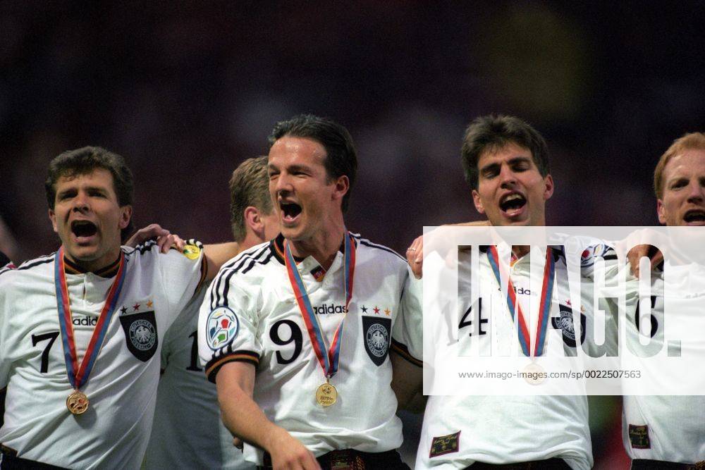 Fußball, EM Finale 1996 in London, Deutschland - Tschechien 2:1 n.V. Andreas Möller, Fredi Bobic, Markus Babbel, Matthias Sammer - Jubel - Europameister Deutschland Fußball, Europameisterschaft 1996, EM, Finale London, Deutschland