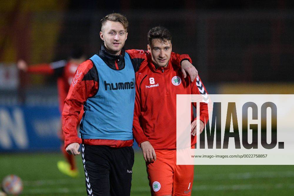 Fußball Regionalliga West 22. Spieltag Rot-Weiß Oberhausen - Rot Weiss Ahlen am 05.02.2016 im Stadion Niederrhein in Oberhausen Kai Nakowitsch ( Oberhausen ), links - Patrick Bauder ( Oberhausen ), rechts Foto: Osnapix TT