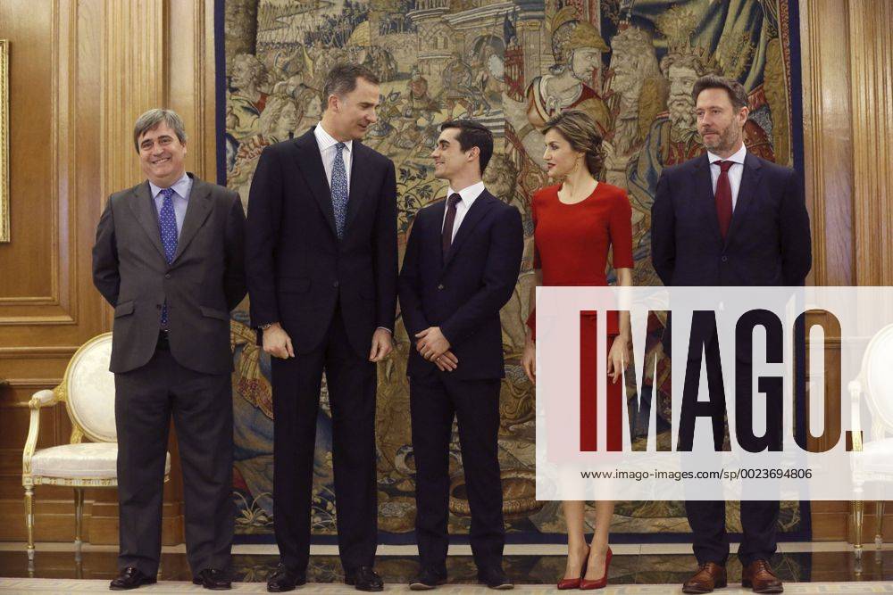Spain s King Felipe VI (2L) and Queen Letizia (2R), pose for the media next to Spanish skater two-time World champion, Javier Fernandez (C), and Spanish Sports Council president, Miguel Cardenal (L), among others, during an audience held at La Zarzuela palace in Madrid, Spain, 22 April 2016. SPANISH ROYAL COUPLE MEETS JAVIER FERNANDEZ !ACHTUNG: NUR REDAKTIONELLE NUTZUNG! GRA165 20160422-635969276569611505
