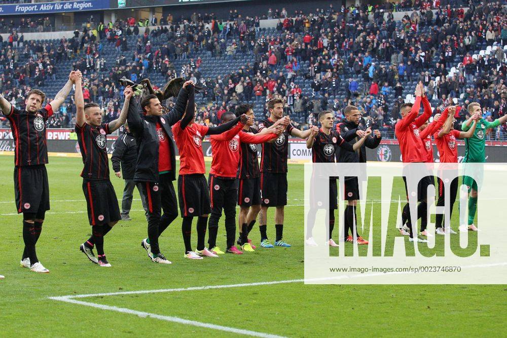 Die Spieler von Eintracht Frankfurt jubeln nach Spielende Fussball 1. Bundesliga, 31. Spieltag, Eintracht Frankfurt (F) - 1. FSV Mainz 05 (MZ) 2:1 , am 24.04.2016 in Frankfurt Deutschland.