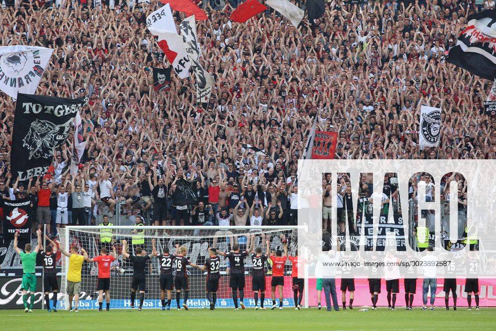 Die Spieler von Eintracht Frankfurt jubeln nach Spielende mit ihren Fans Fussball 1. Bundesliga, 33. Spieltag, Eintracht Frankfurt (F) - Borussia Dortmund (DO) 1:0 , am 07.05.2016 in Frankfurt Deutschland.