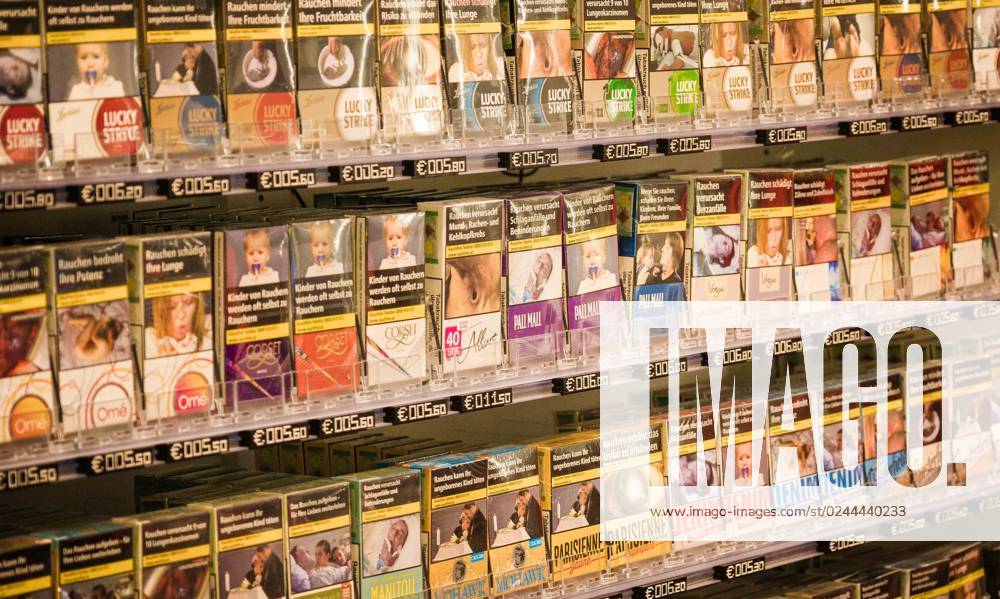 Braunau, AUT, On the road in UPPER AUSTRIA, reportage, photo shoot, various theme images, theme image, in the picture cigarette, cigarettes, cigarette pack, pack, tobacconist, price, price increase, Marlboro, Lucky, various varieties,