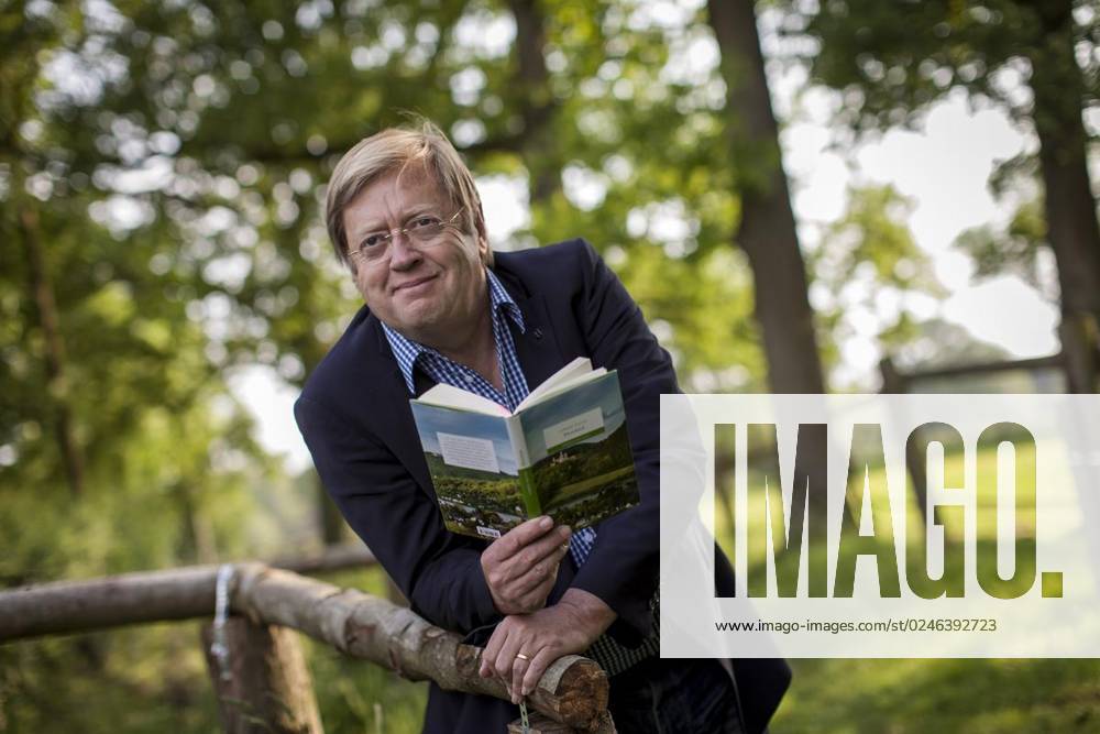 WDR-Redakteur Gisbert Baltes stellt sein neues Buch vor und posierte für die Pressebilder zusammen mit WDR-Moderatorin Steffi Neu am Arsch der Welt in Uedem auf dem platten Land. Mittwoch (30.05.12) in Uedem. Bilder : Jakob Studnar WDR-Redakteur Gisbert Baltes stellt sein neues Buch vor und posierte fo¼r die Pressebilder zusammen mit WDR-Moderatorin Steffi Neu am Arsch der Welt in Uedem auf dem platten Land. Mittwoch (30.05.12) in Uedem. Bilder : Jakob Studnar Buntes