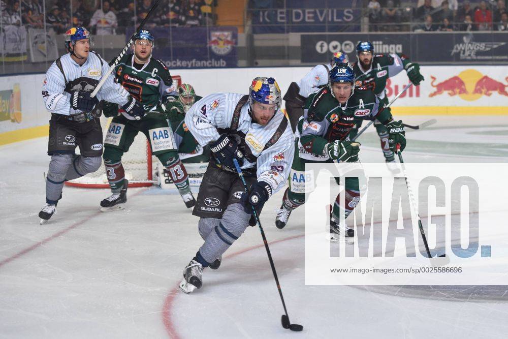 Maximilian Kastner (EHC Red Bull Muenchen), Adrian Grygiel (Augsburger Panther) , mitte, v.li., Aktion, EHC Red Bull Muenchen vs Augsburger Panther, 25.09.16