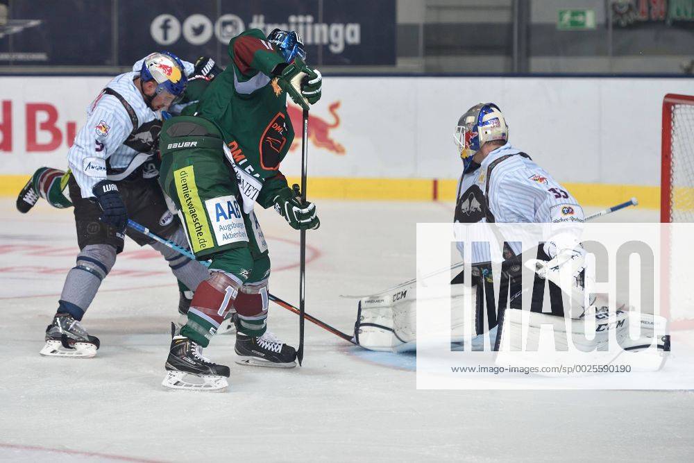 Maximilian Kastner (EHC Red Bull Muenchen), Thomas Holzmann (Augsburger Panther) , Danny aus den Birken, Torhueter (EHC Red Bull Muenchen), v.li., Aktion, EHC Red Bull Muenchen vs Augsburger Panther, 25.09.16