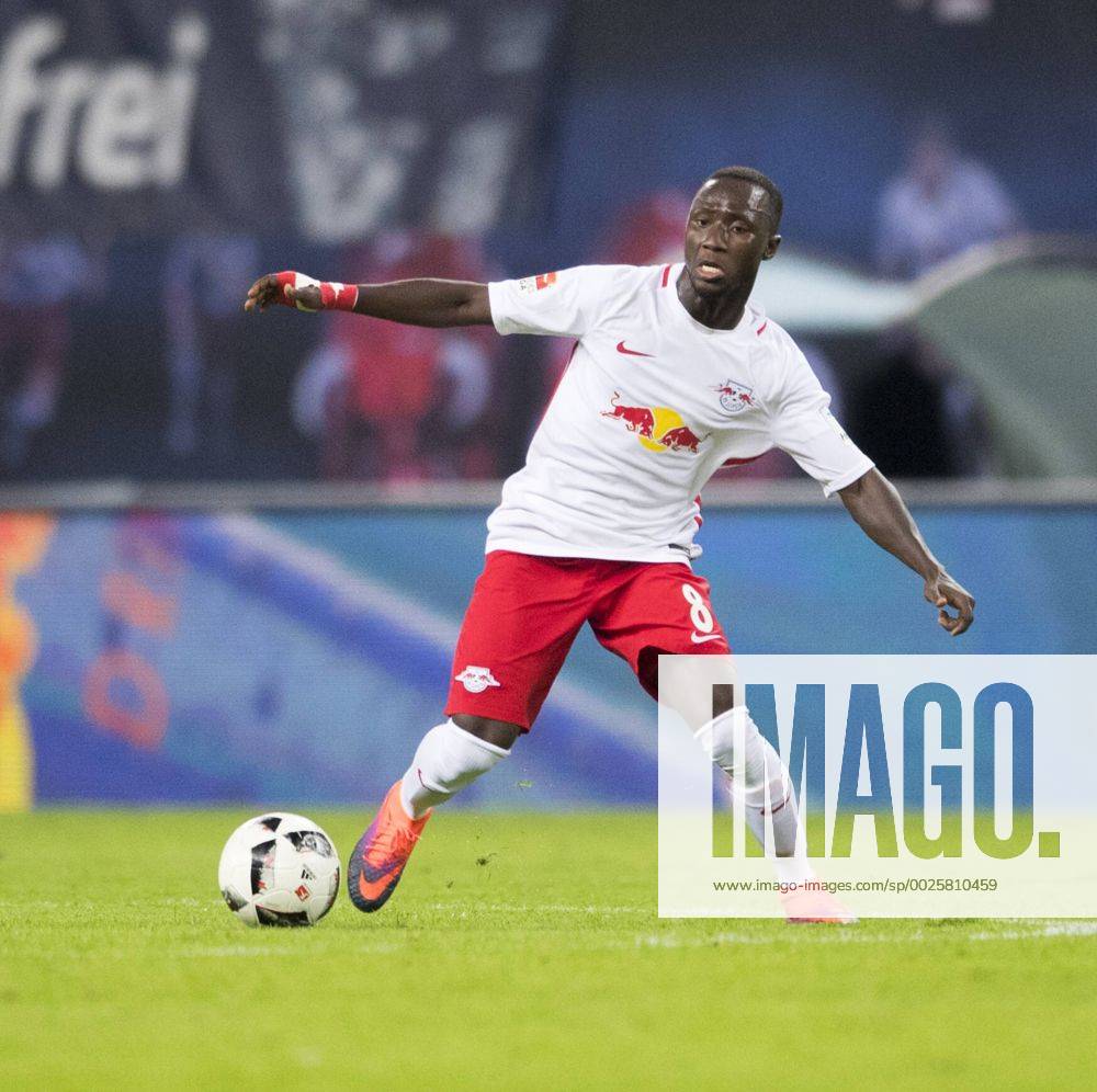 Fußball, 1. Bundesliga, Saison 2016 2017, 6. Spieltag, RB Leipzig - FC Augsburg, Freitag (30.09.2016), Red Bull Arena, Leipzig. Leipzigs Naby Deco Keita am Ball. RM001