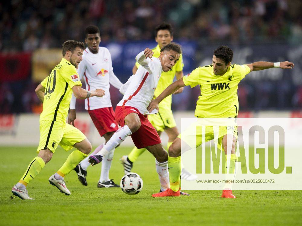 Fußball, 1. Bundesliga, Saison 2016 2017, 6. Spieltag, RB Leipzig - FC Augsburg, Freitag (30.09.2016), Red Bull Arena, Leipzig. Leipzigs Yussuf Poulsen (M.) gegen Augsburgs Daniel Baier (li.) und Gojko Kacar. RM001