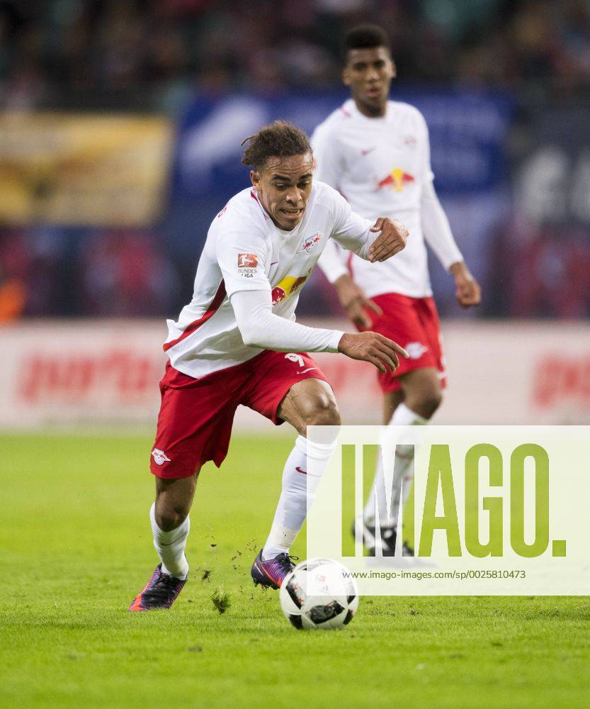 Fußball, 1. Bundesliga, Saison 2016 2017, 6. Spieltag, RB Leipzig - FC Augsburg, Freitag (30.09.2016), Red Bull Arena, Leipzig. Leipzigs Yussuf Poulsen am Ball. RM001