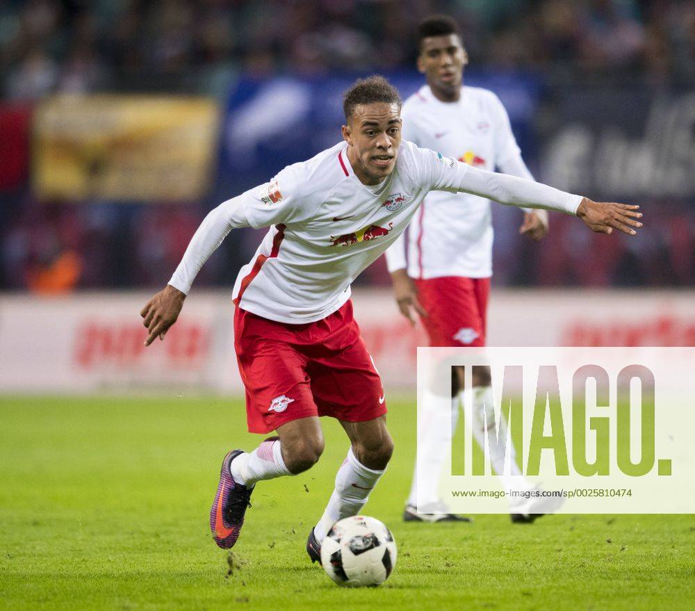 Fußball, 1. Bundesliga, Saison 2016 2017, 6. Spieltag, RB Leipzig - FC Augsburg, Freitag (30.09.2016), Red Bull Arena, Leipzig. Leipzigs Yussuf Poulsen am Ball. RM001
