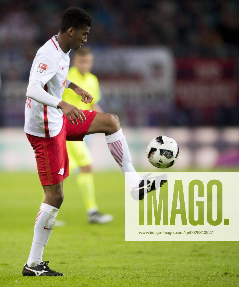 Fußball, 1. Bundesliga, Saison 2016 2017, 6. Spieltag, RB Leipzig - FC Augsburg, Freitag (30.09.2016), Red Bull Arena, Leipzig. Leipzigs Fernandes da Silva am Ball. RM001
