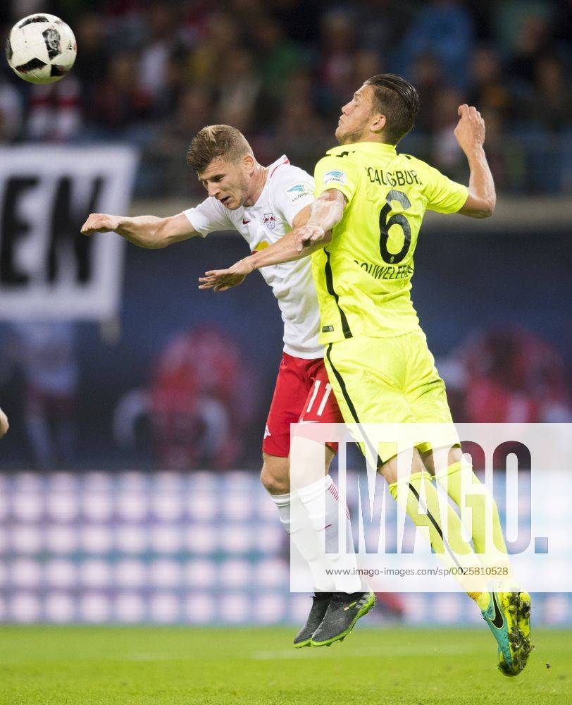 Fußball, 1. Bundesliga, Saison 2016 2017, 6. Spieltag, RB Leipzig - FC Augsburg, Freitag (30.09.2016), Red Bull Arena, Leipzig. Leipzigs Timo Werner (li.) gegen Augsburgs Jeffrey Gouweleeuw. RM001