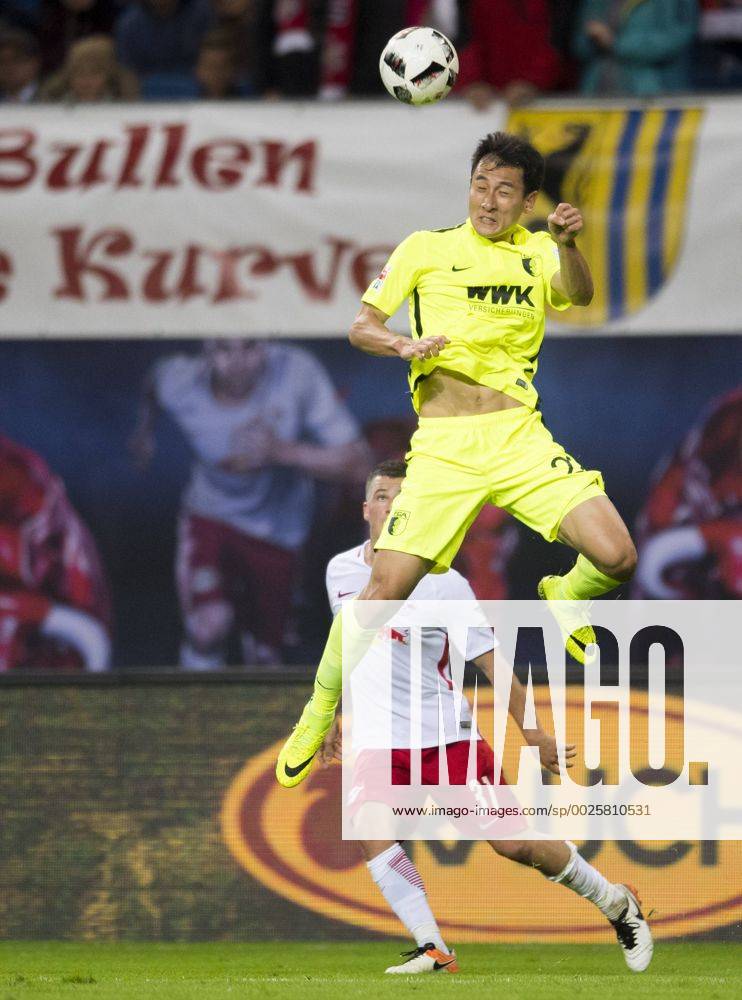 Fußball, 1. Bundesliga, Saison 2016 2017, 6. Spieltag, RB Leipzig - FC Augsburg, Freitag (30.09.2016), Red Bull Arena, Leipzig. Augsburgs Ji Dong Won. RM001