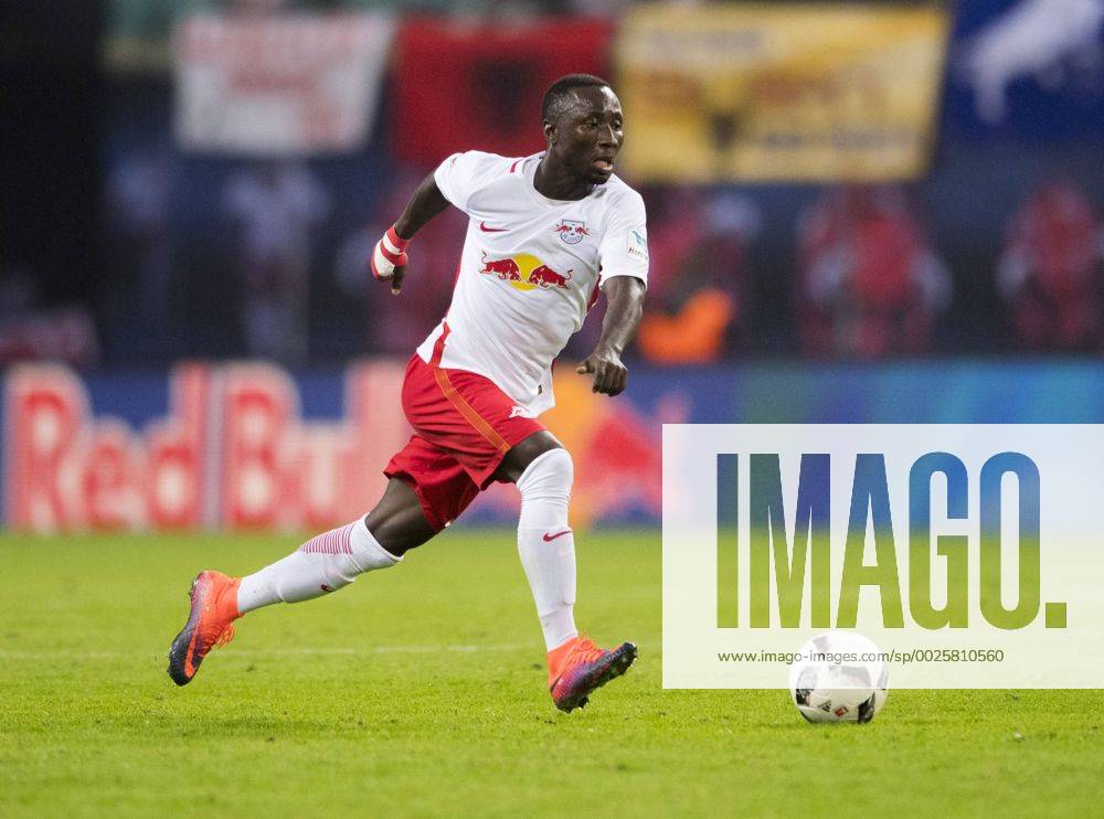 Fußball, 1. Bundesliga, Saison 2016 2017, 6. Spieltag, RB Leipzig - FC Augsburg, Freitag (30.09.2016), Red Bull Arena, Leipzig. Leipzigs Naby Deco Keita am Ball. RM001