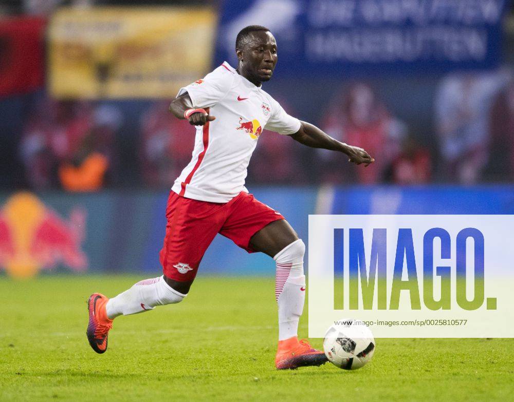 Fußball, 1. Bundesliga, Saison 2016 2017, 6. Spieltag, RB Leipzig - FC Augsburg, Freitag (30.09.2016), Red Bull Arena, Leipzig. Leipzigs Naby Deco Keita am Ball. RM001